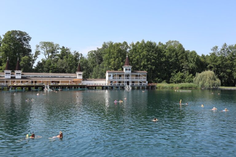 Najciekawsze atrakcje w Giżycku – od Twierdzy Boyen po rejsy po Niegocinie